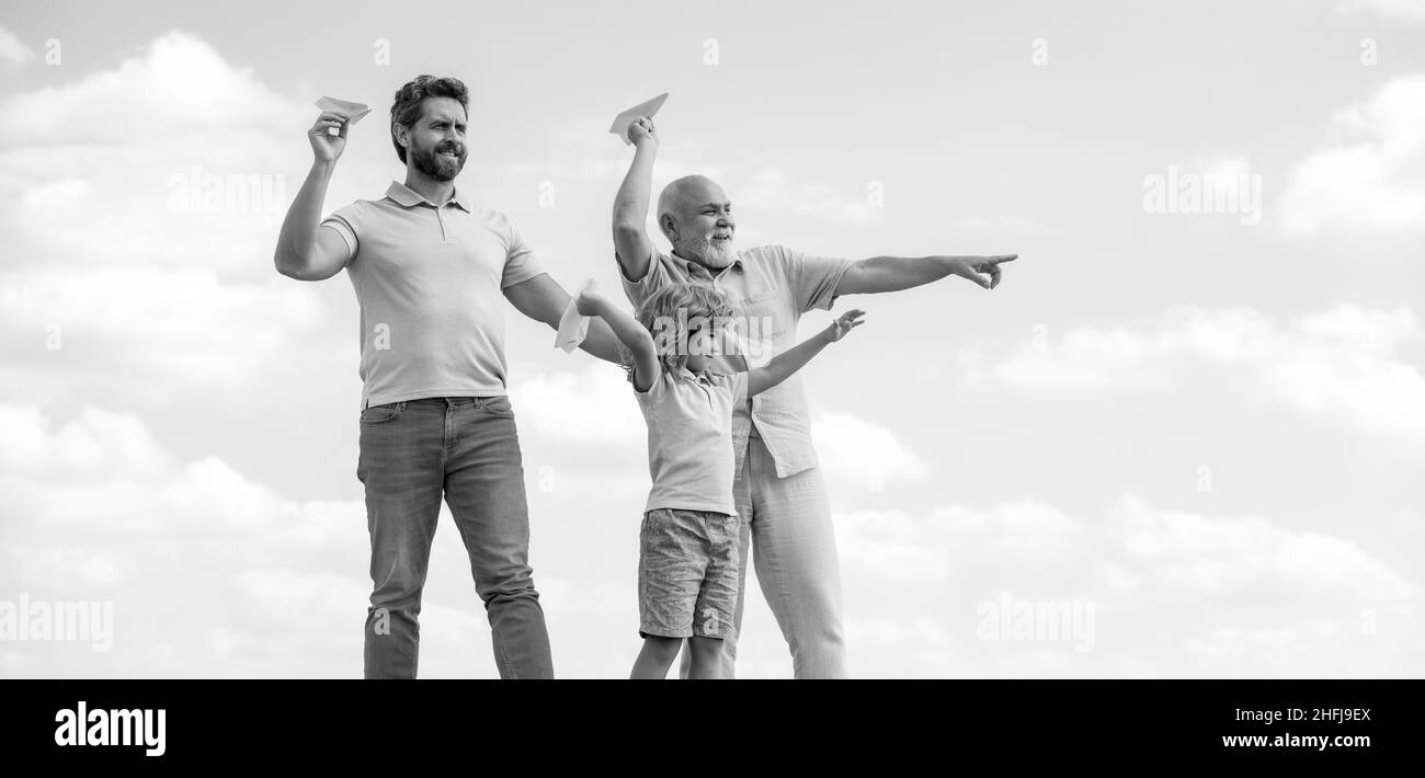 Drei verschiedene Generationen alt Großvater Vater und Kind Sohn spielen mit Spielzeug Flugzeug im Freien. Stockfoto