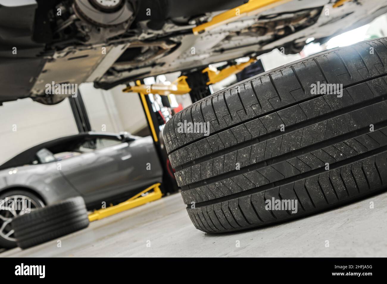 Wartung Moderner Autos Im Auto Service Center. Austausch von Bremsbelag, Bremsscheiben und Hochleistungsreifen. Automobilindustrie. Stockfoto