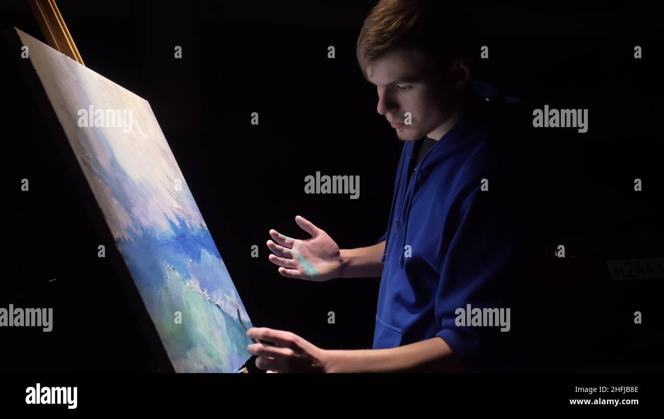 Artist kopist Farbe Marine mit Schiff im Ozean. Handwerker Dekorateur zeichnen wie Boot segeln am blauen Meer mit Acryl öl Farbe. Stockfoto