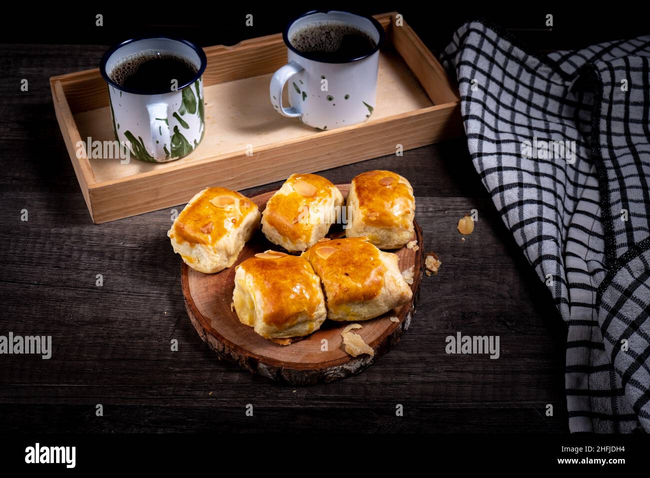 Bollen, Molen oder bolen, mit Bananen gefülltes Gebäck, ist eine Kombination aus niederländischen Rezepten, die an den Geschmack der Indonesier angepasst wurden. Stockfoto