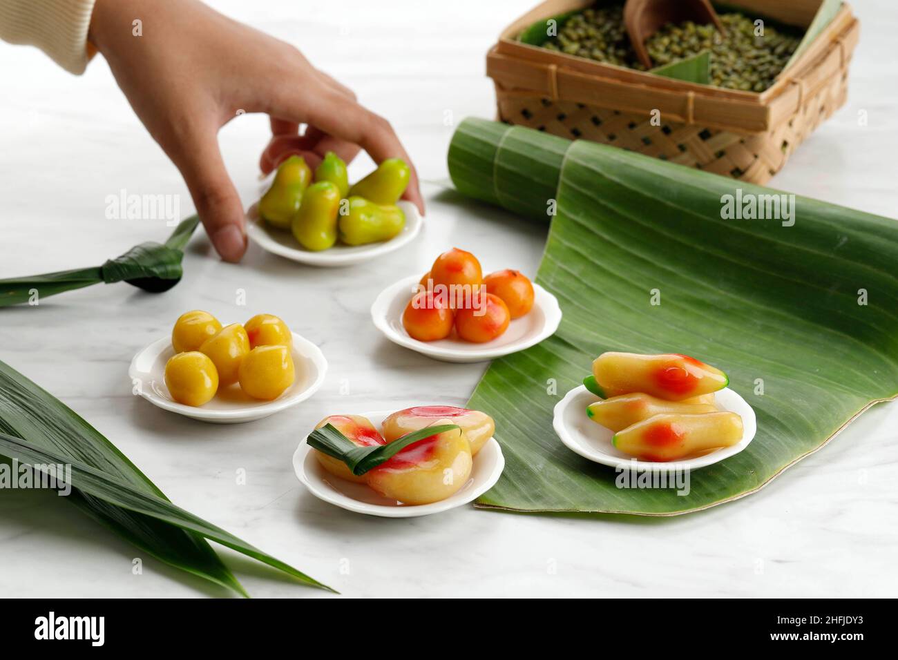 Kue Ku Buah Mini Fantasi, in Thai beliebt als Kanoom Lok Choup. Süßes Dumpling aus Mungbohne mit Gelatinehaut Stockfoto