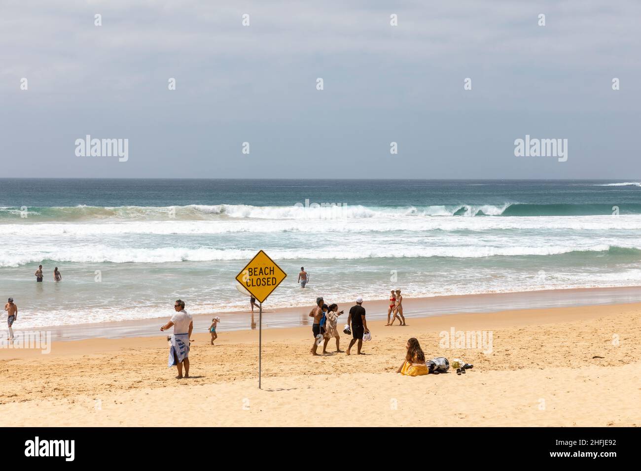 Manly Beach Sydney, Tsunami-Warnung nach dem Vulkanausbruch in Tonga führt zum geschlossenen Strand, der von einigen, Sydney, Australien, ignoriert wird Stockfoto