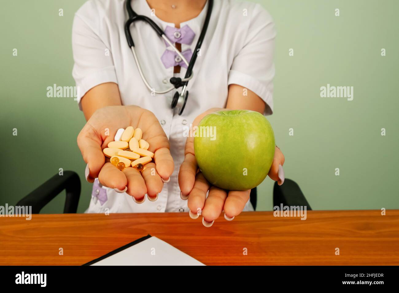 Gesundheit, Wahl zwischen Naturprodukt und synthetischer Medizin. Stockfoto