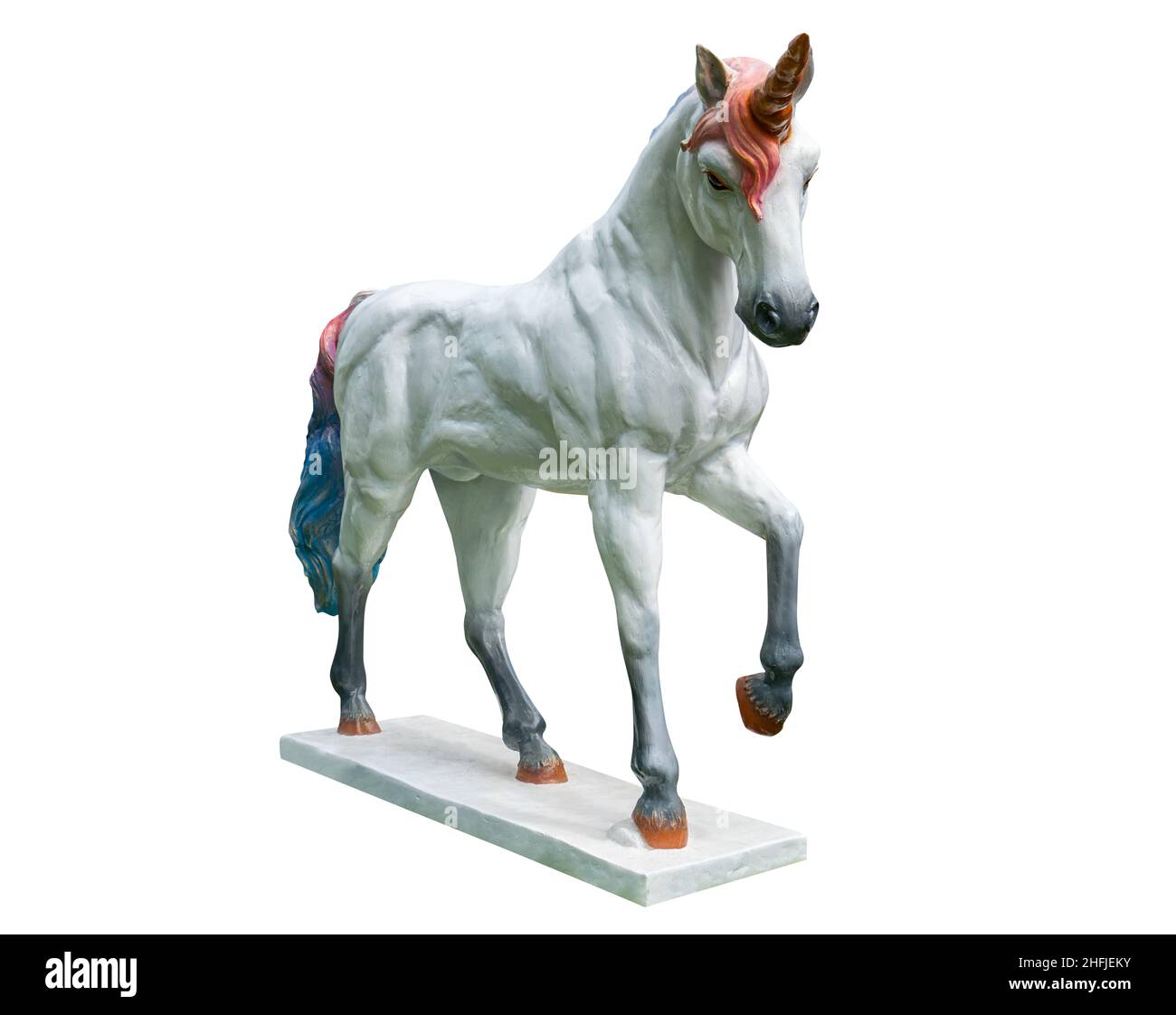 Isolierte Skulptur aus weißem Einhorn auf weißem Hintergrund, weißes Einhorn mit der Regenbogenfarbe aus Horn, Haaren und Schwanz, Einhorn zur Gartendekoration. Stockfoto