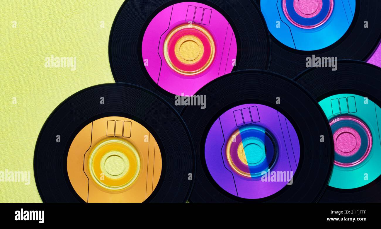 Vinyl-CDs im flachen Lay-Format auf gelbem Hintergrund, Retro-Aufnahmen konzeptuelle Bild angezeigt. Stockfoto