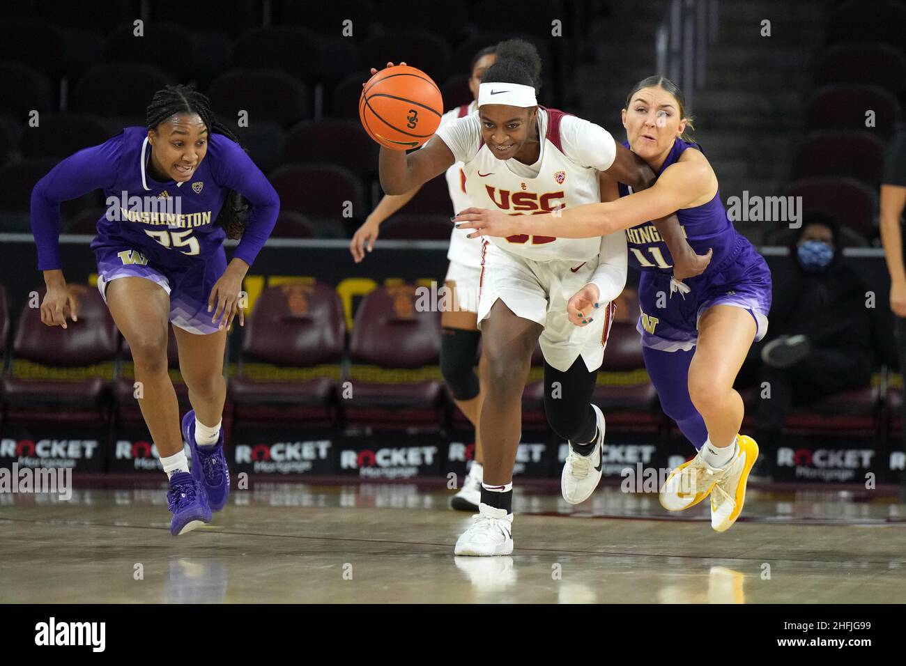 Der südkalifornische Trojaner Jordyn Jenkins (32) kämpft um den Ball mit Haley Van Dyke (11) und T.T. Watkins (25) während eines NCAA College Frauen Basketballspiels am Sonntag, den 16. Januar 2022 in Los Angeles. Die USC besiegte Washington von 73 bis 66. Stockfoto