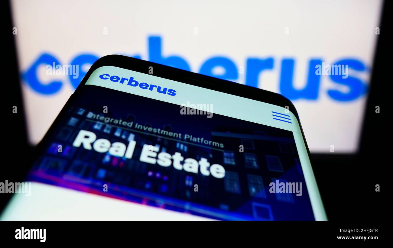 Mobiltelefon mit Webseite des amerikanischen Unternehmens Cerberus Capital Management L.P. auf dem Bildschirm vor dem Logo. Konzentrieren Sie sich auf die obere linke Seite des Telefondisplays. Stockfoto