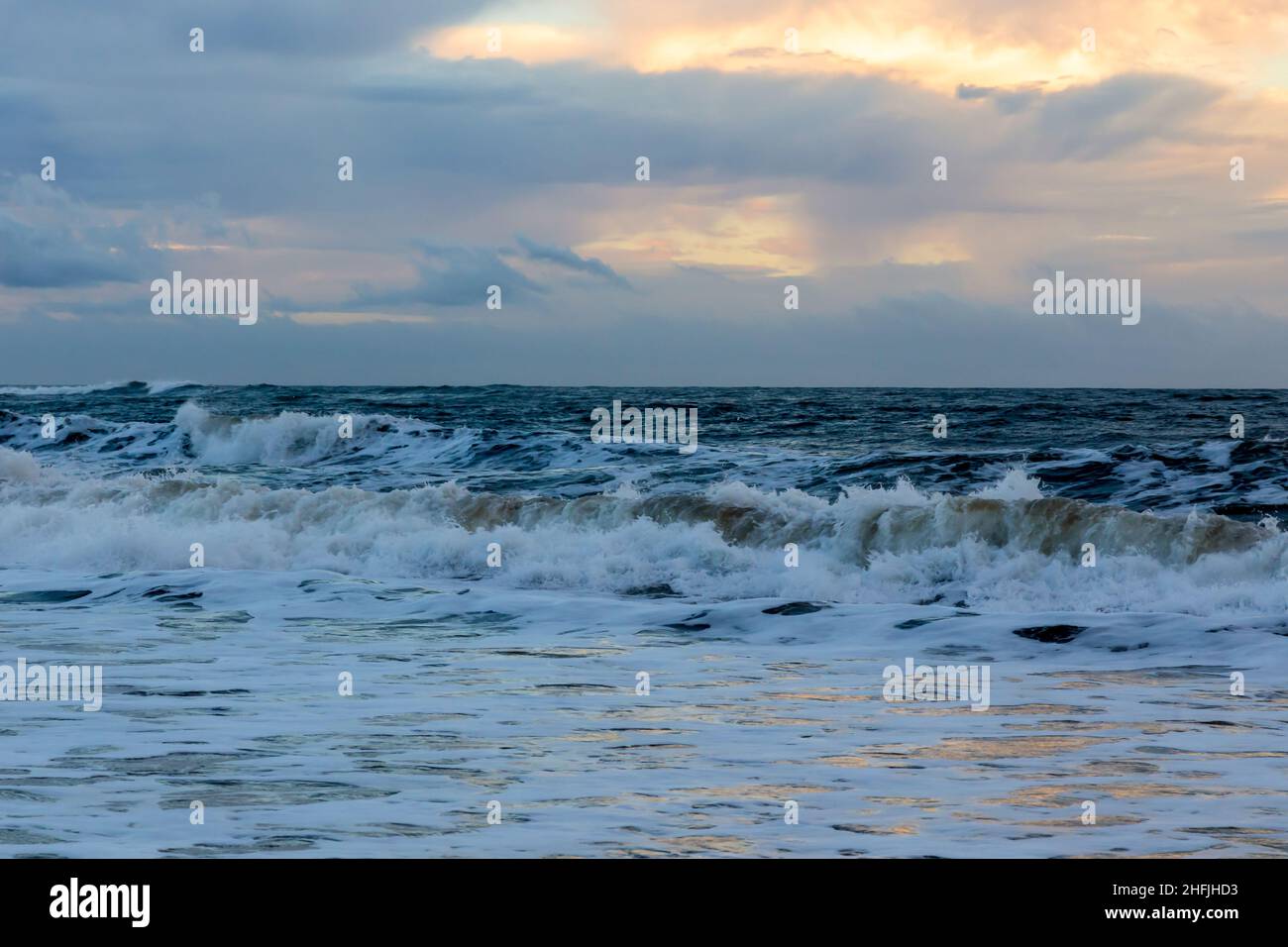 Kekaha Beach auf Kauai Island, Hawaii, kurz vor Sonnenuntergang Stockfoto
