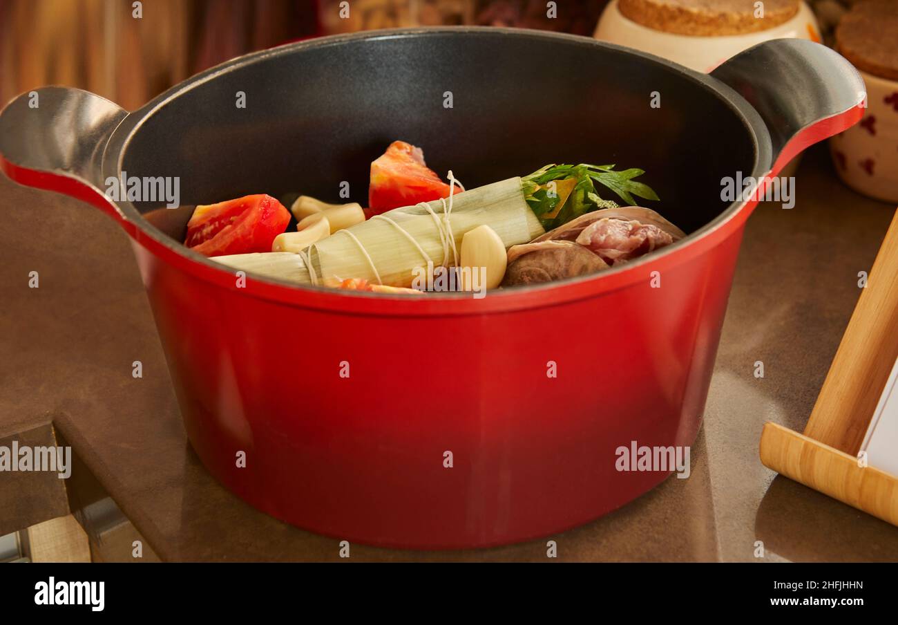 Fischachse. Geräucherter Fisch in einem Topf mit Gemüse. Französische Gourmetküche Stockfoto