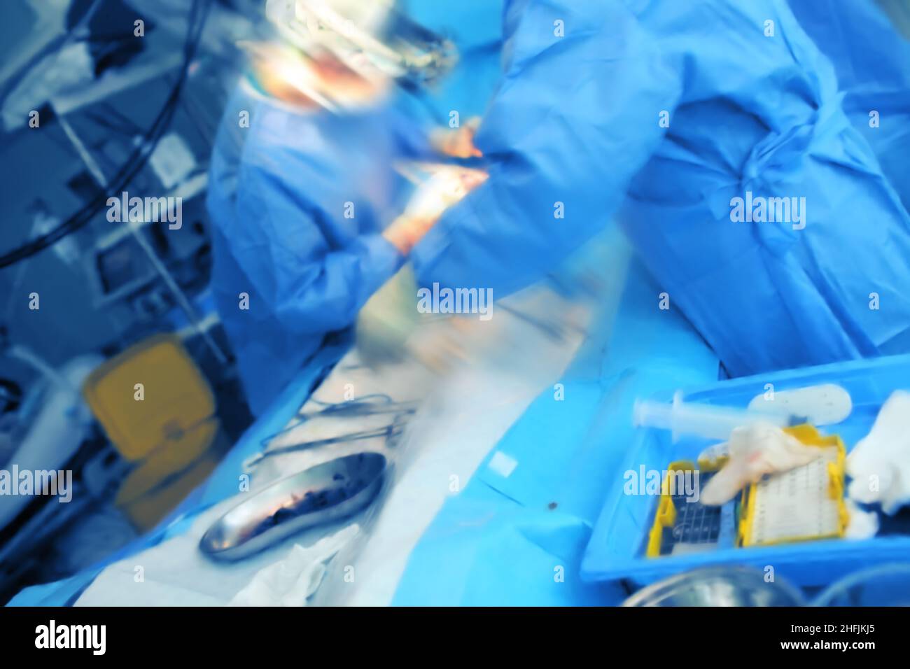 Die Chirurgen-Crew arbeitet mit dem Patienten, unfokussierten Hintergrund. Stockfoto