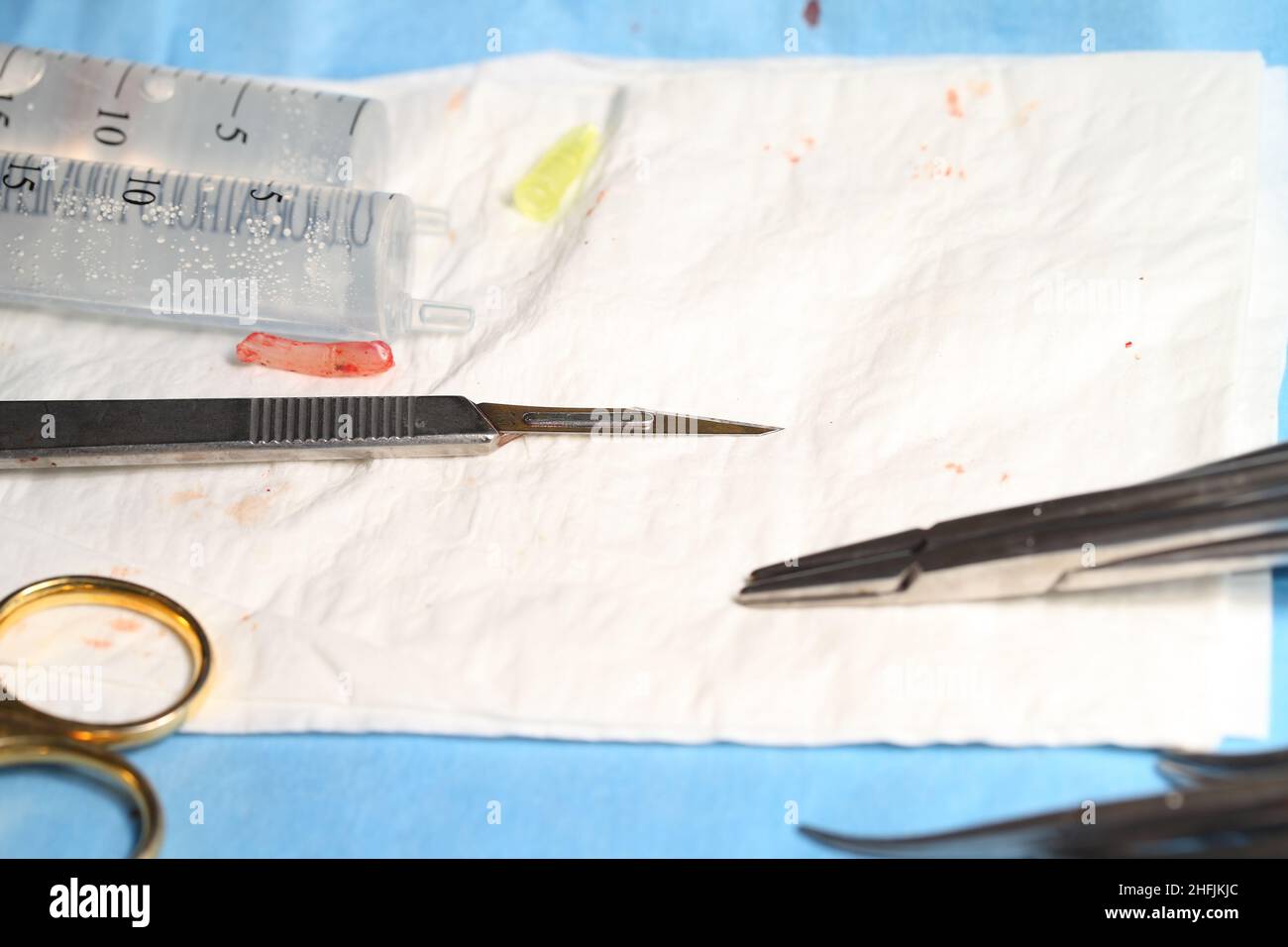 Gebrauchte chirurgische Werkzeuge für den Operationsprozess auf dem sterilen Tisch. Stockfoto