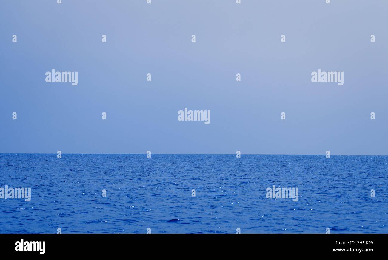 Horizont-Linie zwischen Meer und Himmel am Sommerabend. Stockfoto