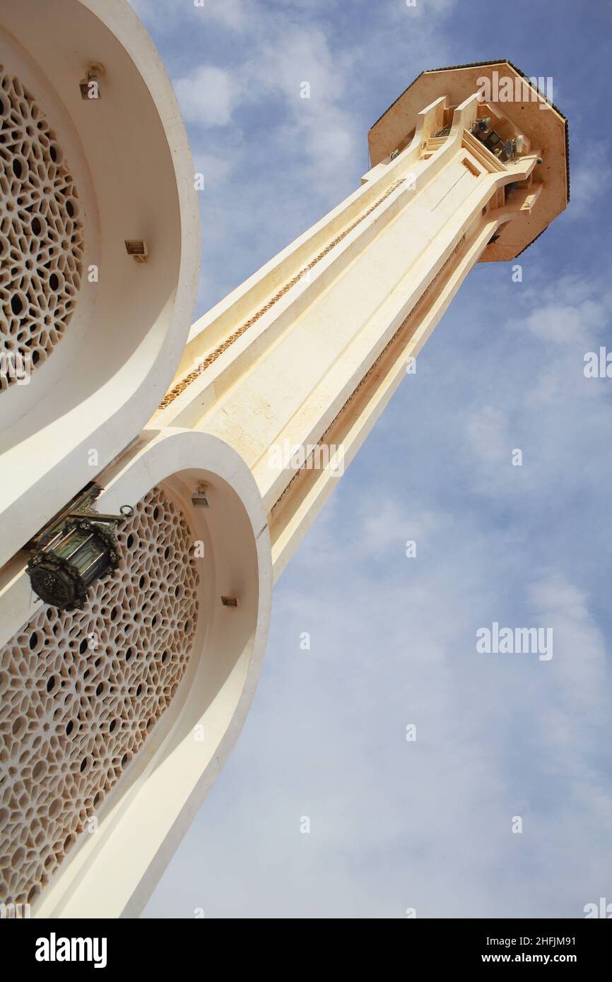 Kleiner Turm auf dem Dach des gebäudes im arabischen Stil. Stockfoto