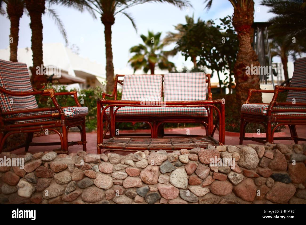 Straßencafé mit Korbmöbeln in einem tropischen Resort. Stockfoto