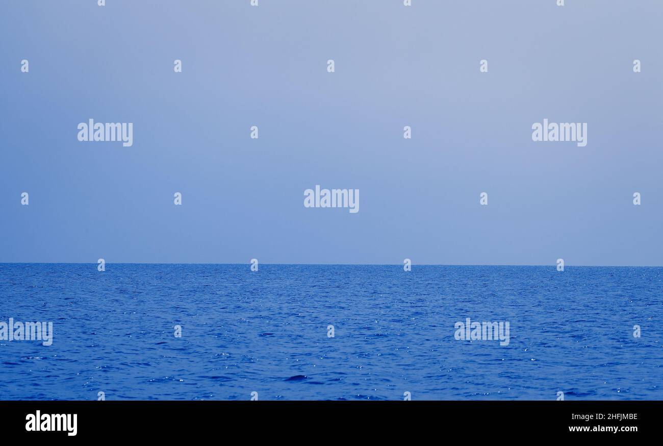 Horizont-Linie zwischen Meer und Himmel am Sommerabend. Stockfoto