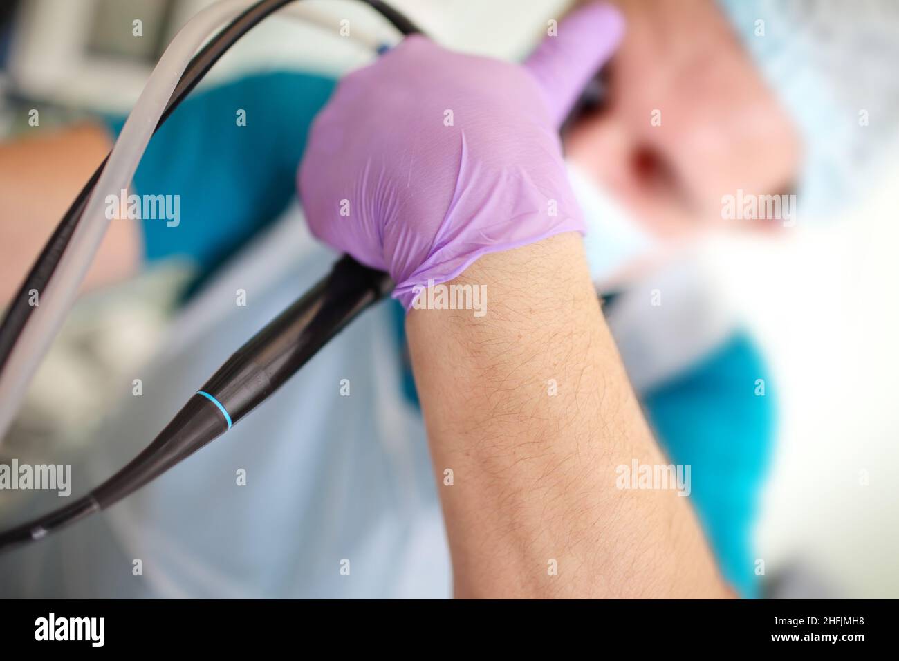 Männlicher Arztarm mit endoskopischem Werkzeug während des Eingriffs. Stockfoto
