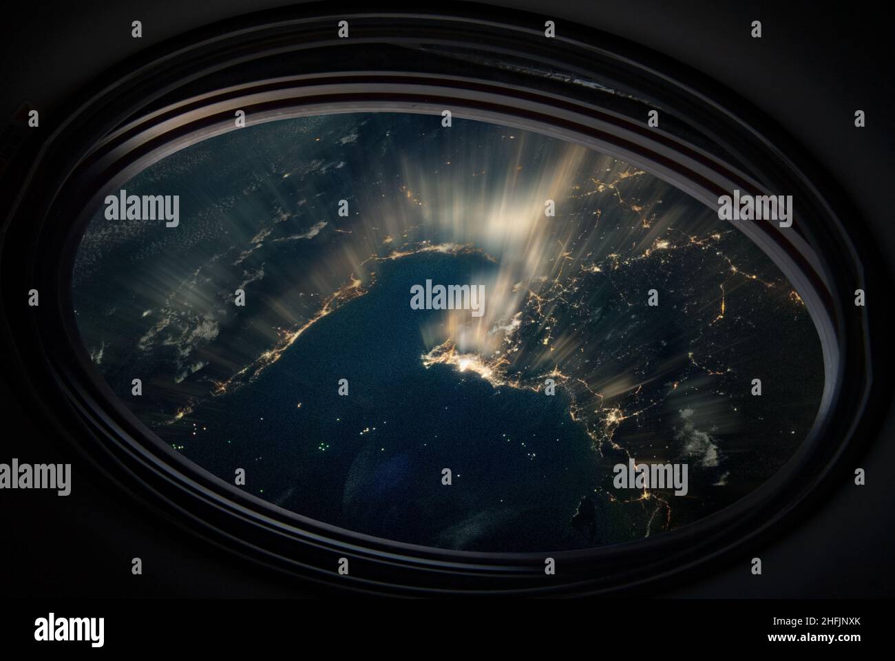 Bangkok Nacht Blick aus dem Weltraum. Leichte Linien aus dem Bullauge. Elemente dieses Bildes, die von der NASA eingerichtet wurden. Stockfoto