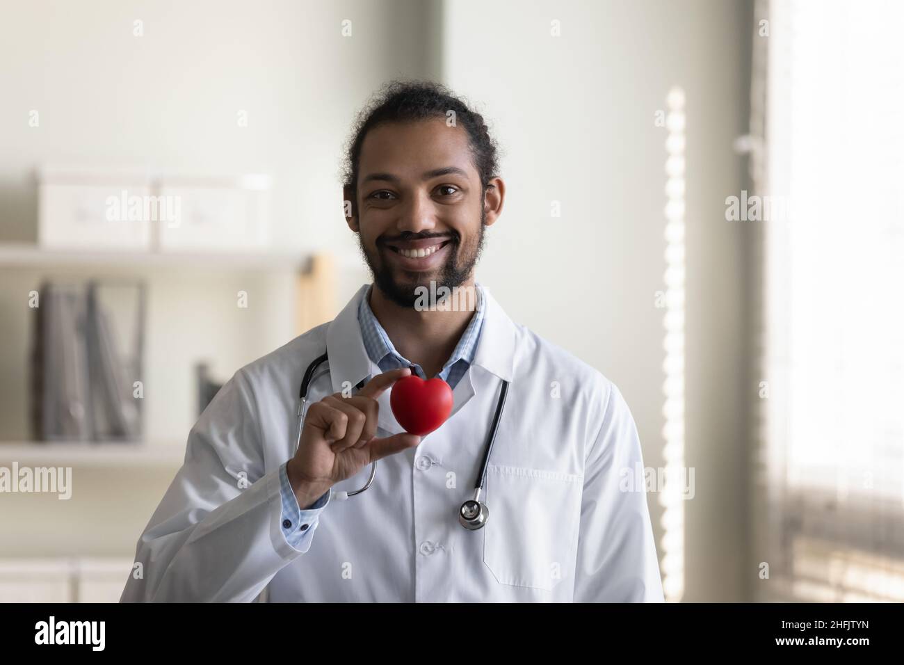 Porträt eines glücklichen jungen afroamerikanischen Kardiologen. Stockfoto