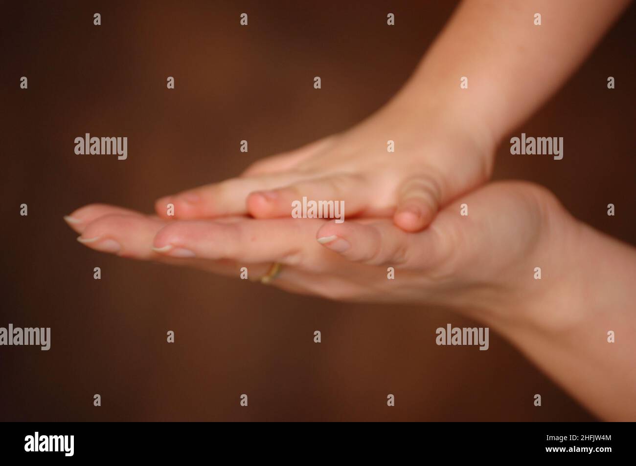 Mutter hält ihre Kinderhand Stockfoto