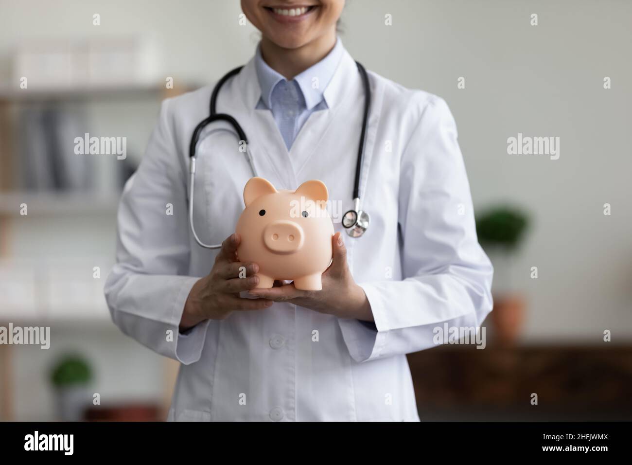 Close up glücklich junge indische Arzt Werbung Krankenversicherung. Stockfoto