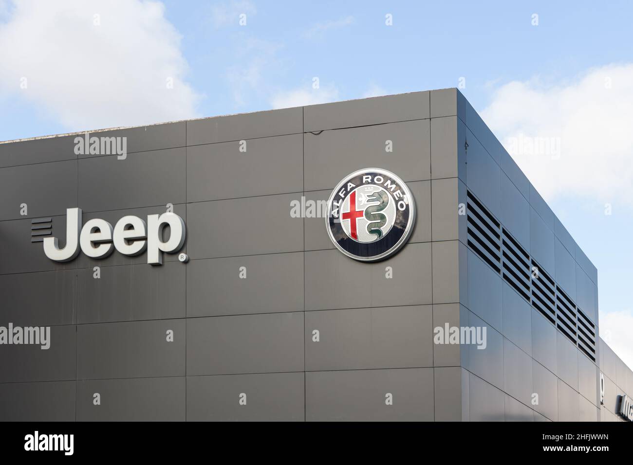VALENCIA, SPANIEN - 13. JANUAR 2022: Jeep und Alfa Romeo sind zwei Automobilhersteller, die zu Stellantis gehören Stockfoto