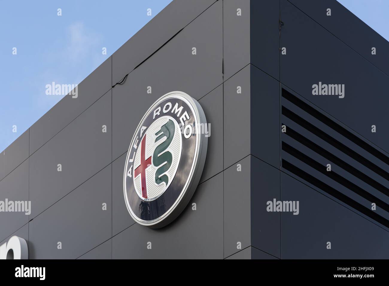 VALENCIA, SPANIEN - 13. JANUAR 2022: Alfa Romeo ist ein italienischer Premium-Automobilhersteller und eine Tochtergesellschaft von Stellantis Stockfoto