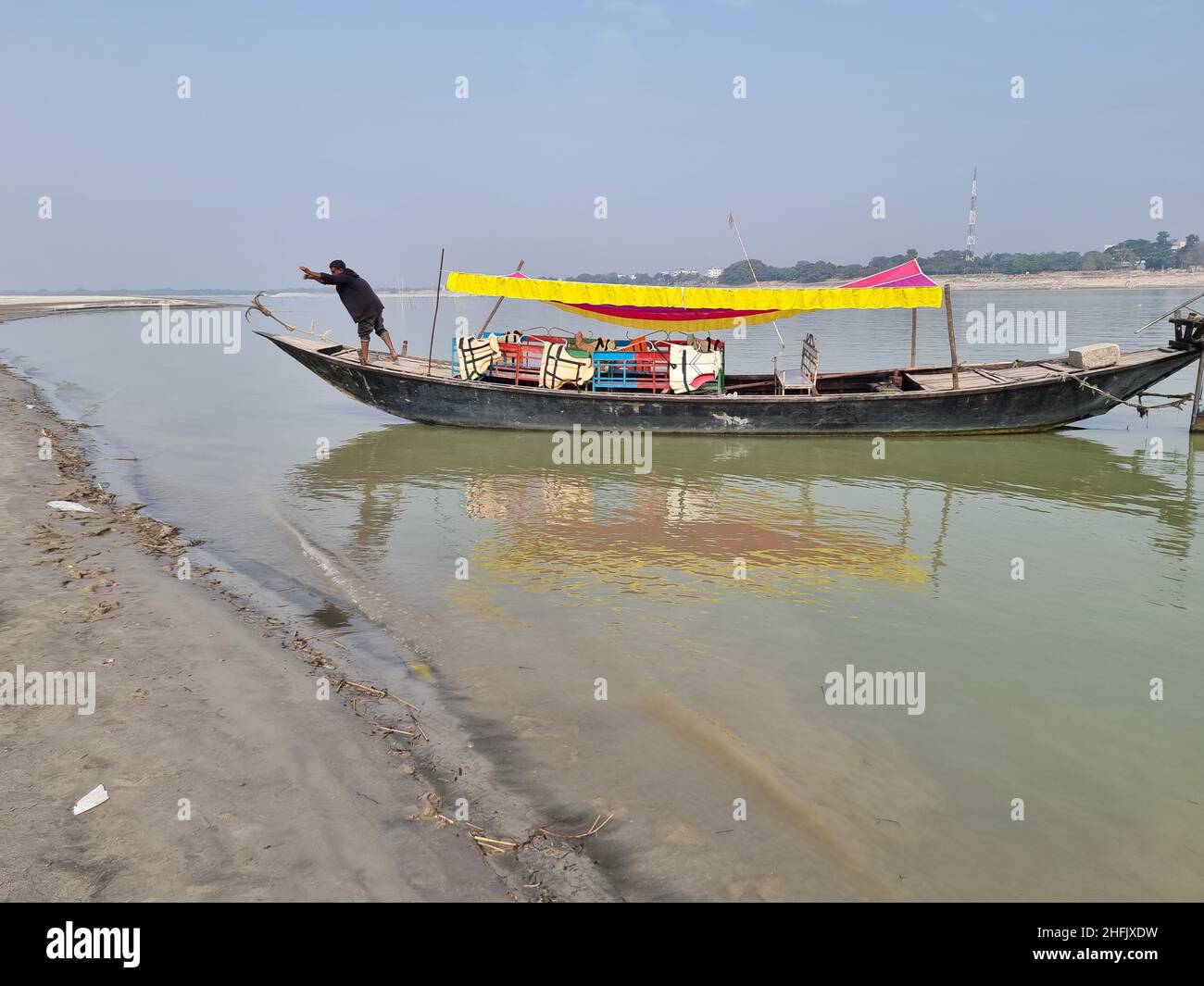 Lokale Holzboote fuhren entlang des Ufers des Meghna-Flusses und warteten auf Passagiere oder Touristen in Rajshahi, einer nordwestlichen Division in Bangladesch. Der Meghna-Fluss ist einer der größten Flüsse in Bangladesch, einer der drei Flüsse, die das Ganges-Delta bilden, das größte Delta der Erde, das sich bis in die Bucht von Bengalen erstreckt. Die Meghna entsteht durch den Zusammenfluss der Flüsse Surma und Kushiyara, die aus den hügeligen Regionen Ostindiens bis Chandpur stammen. Meghna wird hydrographisch als Oberes Meghna bezeichnet. Nachdem sich das Padma anschließt, wird es als die untere Meghna bezeichnet. Stockfoto