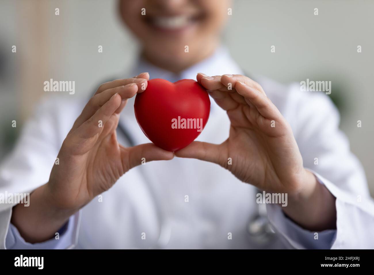Nahaufnahme Fokus auf Herzfigur in den Händen des Arztes. Stockfoto