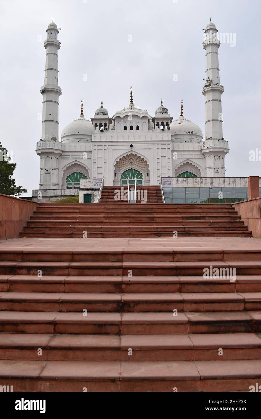 29. Dezember 2021 Lucknow, Uttar Pradesh, Indien. Touristen kaufen Souvenirs außerhalb von Teele Wali Masjid, auch bekannt als Alamgiri Moschee. Gebaut von Stockfoto