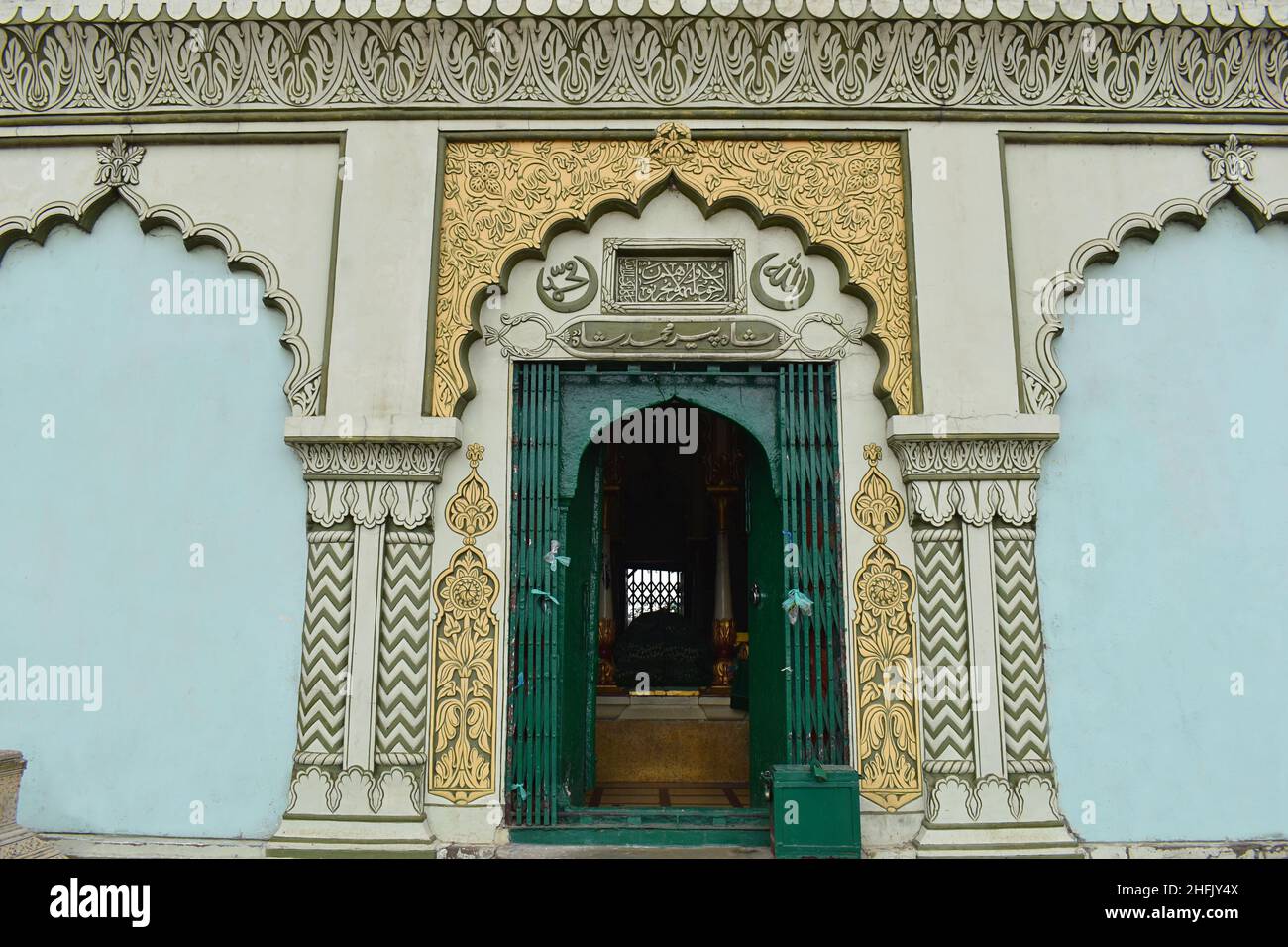 Eingang des Grabes von Shah Pir Mohammed in Teele Wali Masjid, Lucknow, Uttar Pradesh, Indien Stockfoto