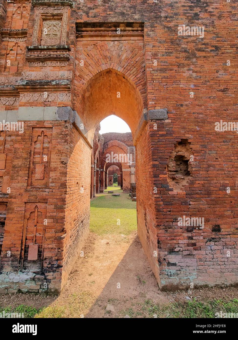 Überreste verschiedener Terrakotta- und Ziegelmoscheen, die im 12th. Bis 16th. Jahrhundert erbaut wurden, finden sich in Naogaon und Chapai Nawabganj, beide Bezirke der Rajshahi-Division. Das moderne Rajshahi liegt in der alten Region von Pundravardhana. Die Gründung der Stadt geht auf das Jahr 1634 zurück, so die epigraphischen Aufzeichnungen im Mausoleum des Sufi-heiligen Schah Makdum. Das Gebiet beherbergte im 18th. Jahrhundert eine holländische Siedlung. Die Gemeinde Rajshahi wurde während des britischen Raj im Jahr 1876 gegründet. Zahlreiche Moscheen wurden während der fünfeinhalb Jahrhunderte muslimischer Herrschaft vor der britischen Kolonialzeit erbaut, b Stockfoto