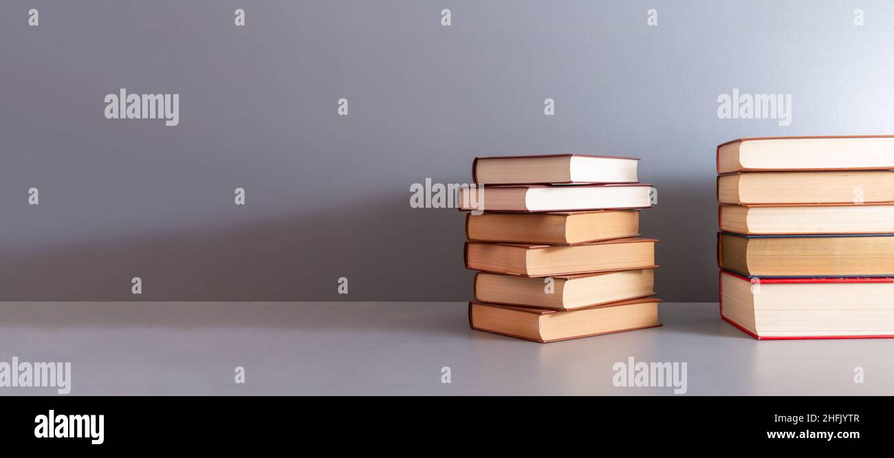 Ein Stapel von Büchern im Regal, Konzept des Wissens oder des Lernens, Weltbuchtag. Stockfoto