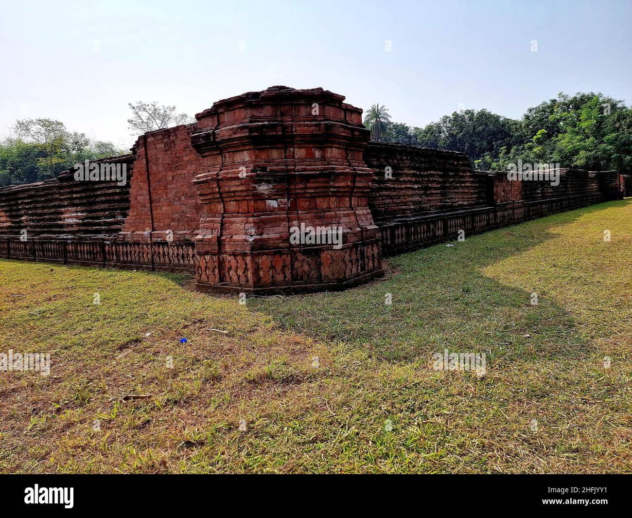 Überreste verschiedener Terrakotta- und Ziegelmoscheen, die im 12th. Bis 16th. Jahrhundert erbaut wurden, finden sich in Naogaon und Chapai Nawabganj, beide Bezirke der Rajshahi-Division. Das moderne Rajshahi liegt in der alten Region von Pundravardhana. Die Gründung der Stadt geht auf das Jahr 1634 zurück, so die epigraphischen Aufzeichnungen im Mausoleum des Sufi-heiligen Schah Makdum. Das Gebiet beherbergte im 18th. Jahrhundert eine holländische Siedlung. Die Gemeinde Rajshahi wurde während des britischen Raj im Jahr 1876 gegründet. Zahlreiche Moscheen wurden während der fünfeinhalb Jahrhunderte muslimischer Herrschaft vor der britischen Kolonialzeit erbaut, b Stockfoto