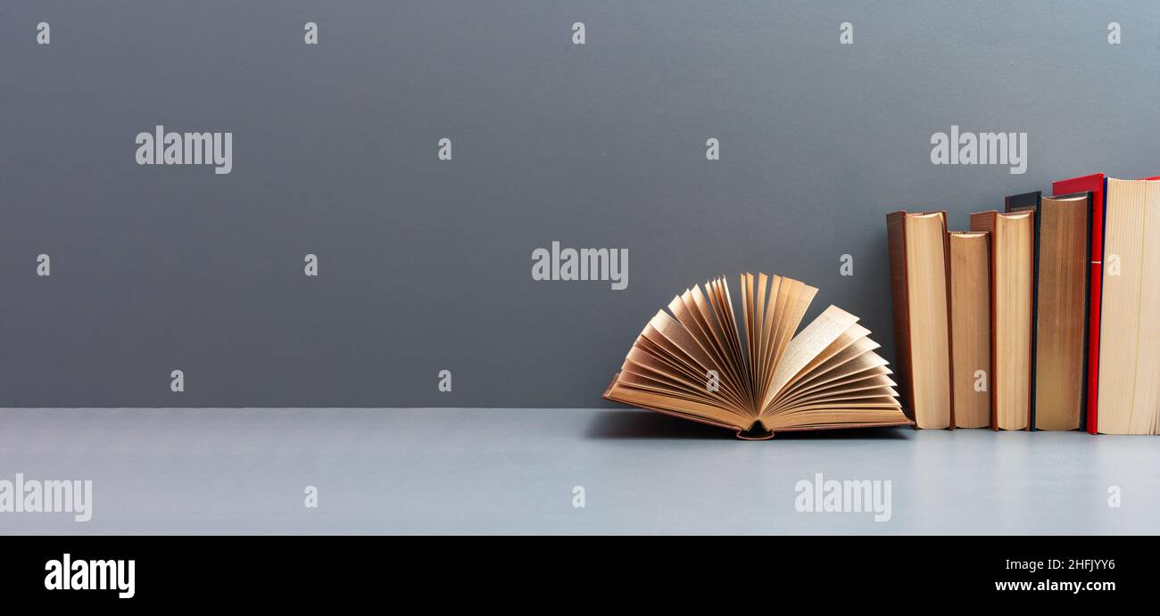 Ein Stapel von Büchern im Regal, Konzept des Wissens oder des Lernens, Weltbuchtag. Stockfoto