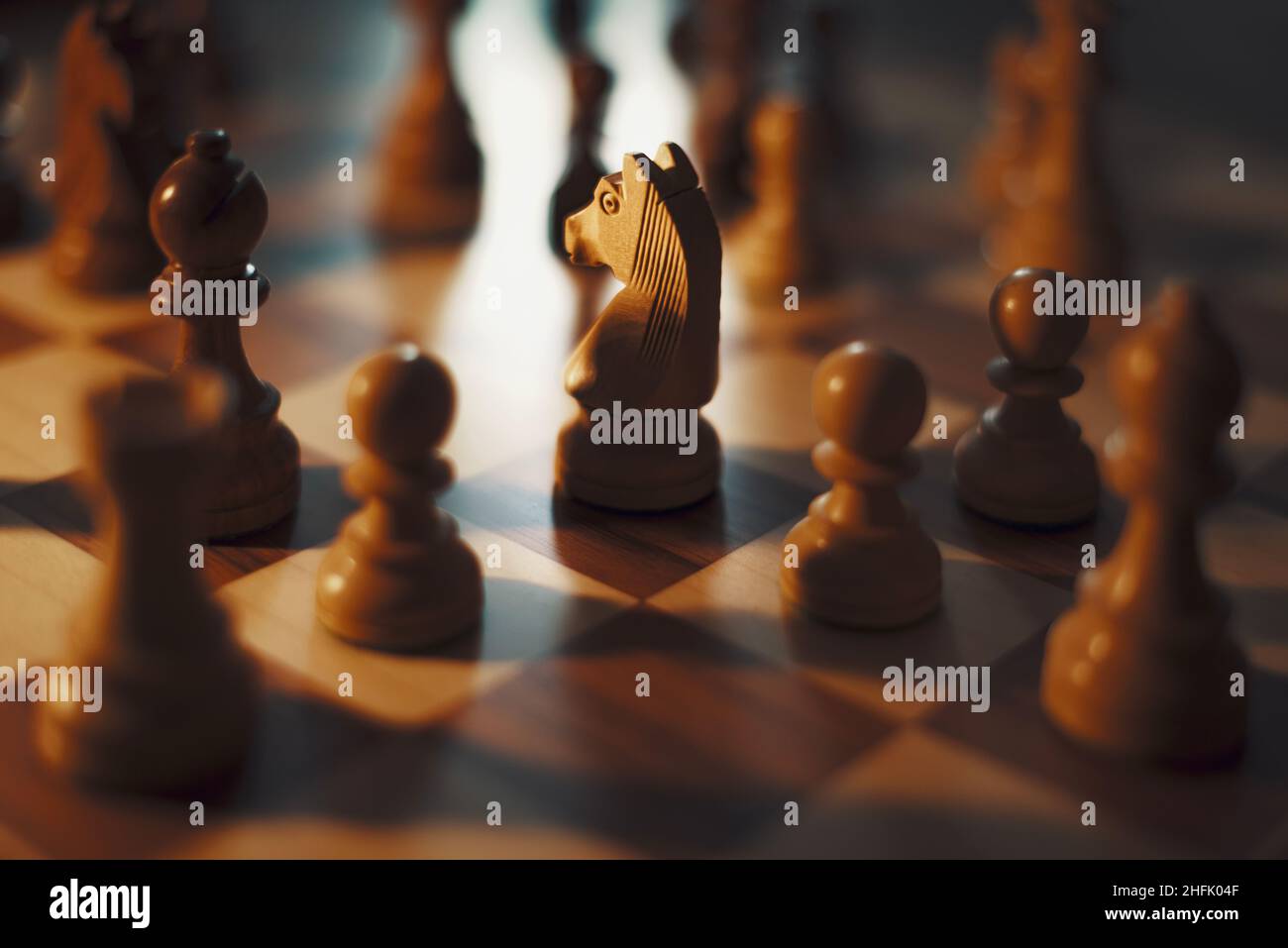 Luxuriöses Schachspiel-Set und Schachbrett, Brettspiele und Freizeitkonzept Stockfoto