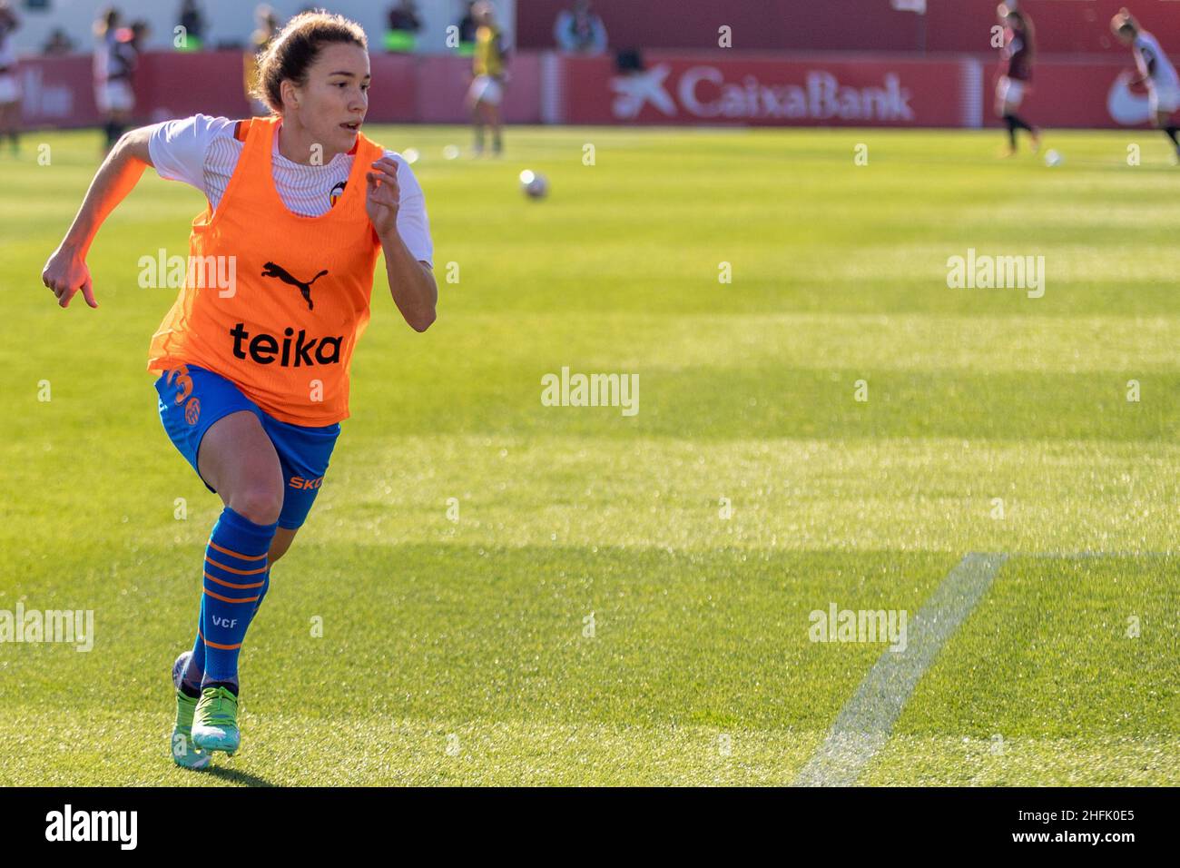 Sevilla, Spanien. 16th Januar 2022. Beatriz Beltran (3) von der FC Valencia Women wärmt sich vor dem Spiel Primera Division Femenina zwischen den Frauen des FC Sevilla und der FC Valencia Frauen im Stadion Jesus Navas in Sevilla auf. (Foto: Mario Diaz Rasero Kredit: Gonzales Foto/Alamy Live News Stockfoto