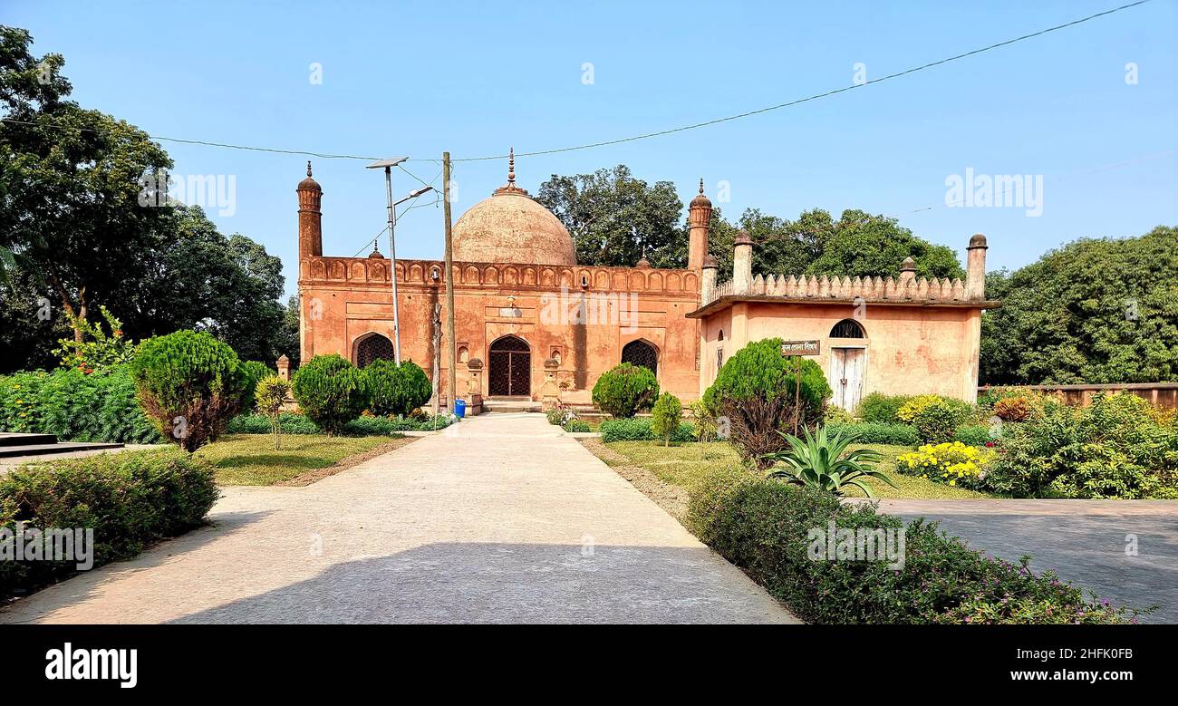 Überreste verschiedener Terrakotta- und Ziegelmoscheen, die im 12th. Bis 16th. Jahrhundert erbaut wurden, finden sich in Naogaon und Chapai Nawabganj, beide Bezirke der Rajshahi-Division. Das moderne Rajshahi liegt in der alten Region von Pundravardhana. Die Gründung der Stadt geht auf das Jahr 1634 zurück, so die epigraphischen Aufzeichnungen im Mausoleum des Sufi-heiligen Schah Makdum. Das Gebiet beherbergte im 18th. Jahrhundert eine holländische Siedlung. Die Gemeinde Rajshahi wurde während des britischen Raj im Jahr 1876 gegründet. Zahlreiche Moscheen wurden während der fünfeinhalb Jahrhunderte muslimischer Herrschaft vor der britischen Kolonialzeit erbaut, b Stockfoto