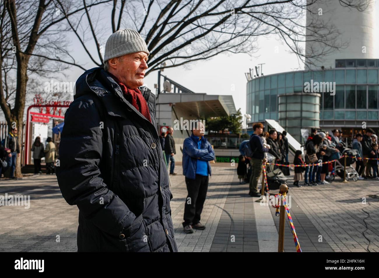 11. März 2018-Seoul, Südkorea-Jean Mari Le Clzio und seine Reisefreunde besuchen den Namsan Mountain Park and Tower in Seoul, Südkorea. Stockfoto