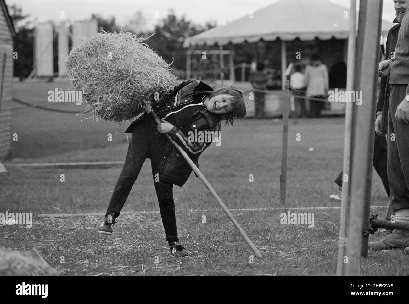 Laing Sports Ground, Rowley Lane, Elstree, Barnett, London, 18/06/1977. Ein Kind, das während des Jubiläums-Gala-Tages auf dem Laing Sports Ground an einem Heuballenwerfen-Wettbewerb teilnimmt. Stockfoto