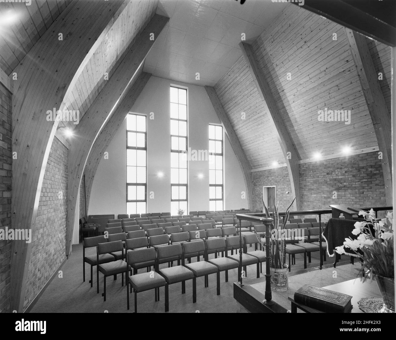 Olivet Deptford Baptist Church, 160 Edward Street, Deptford, Lewisham, London, 19/01/1981. Das Innere der Olivet Deptford Baptist Church, zeigt das Mauerwerk und die Schreinerei der schrägen Wände. Der Bau der Kirche begann im Februar 1980 mit einem laminierten Holzrahmen mit Ziegelverkleidung und Betonfertigteilen, die die Böden bildeten. Das Gebäude enthielt eine Halle, Schulzimmer, Essbereich, Küche, cr &#XE8;che, Und eine Wohnung für den Minister. Dieses Foto wurde in der März 1981 Ausgabe von „Team Spirit“, dem Laing-Newsletter, veröffentlicht. Stockfoto