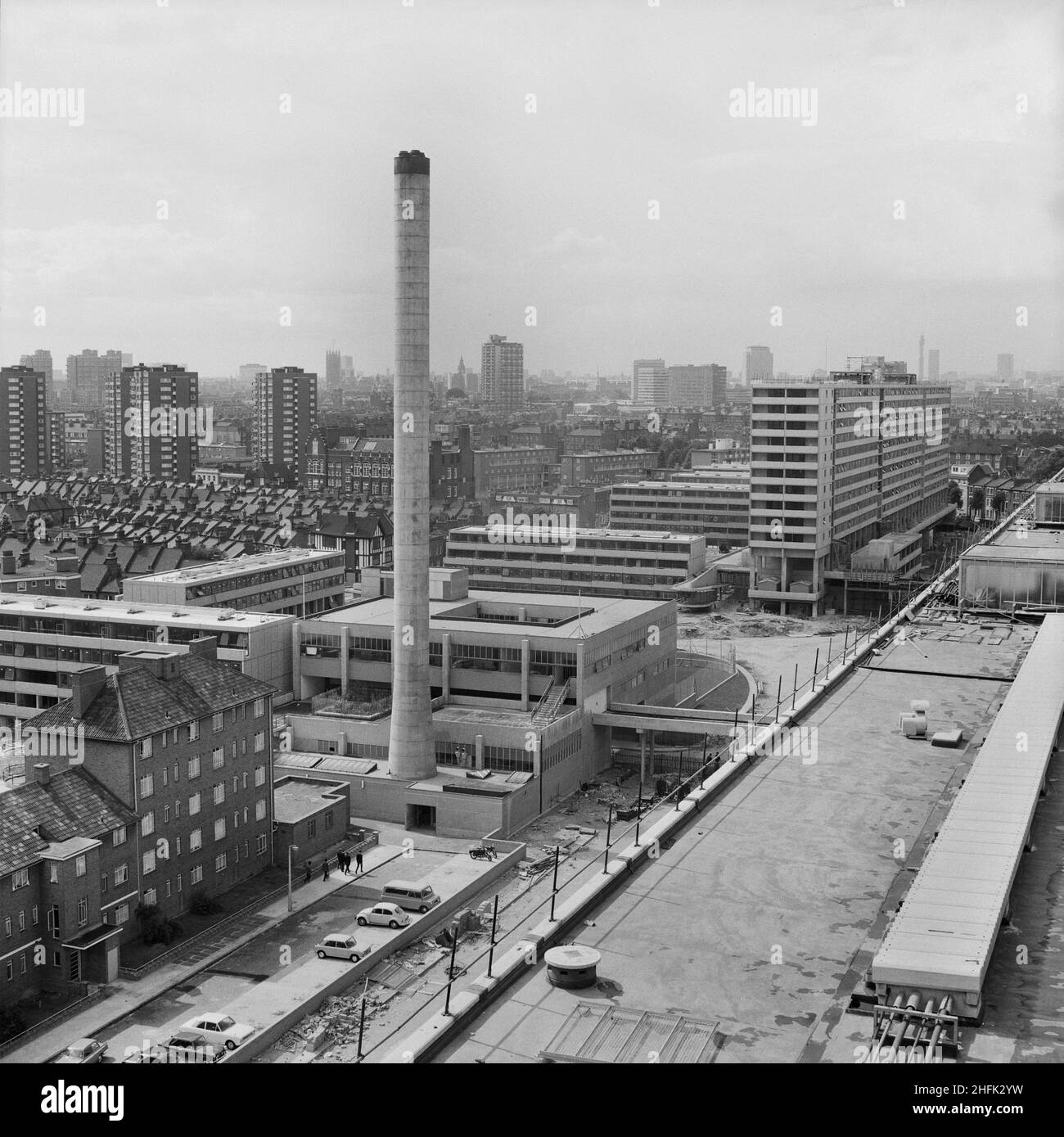 Aylesbury Estate, Walworth, Southwark, London, 29/06/1970. Blick nordwestlich über das Aylesbury Estate, zeigt das 'Center Building' mit seinem Kamin aus dem Jahr 170ft und das Taplow House, ein 14-stöckiger Wohnblock auf der rechten Seite. Die südliche Region von Laing begann 1967 mit dem Bau des Aylesbury Estate. Zu dieser Zeit war es das größte industrialisierte Wohnungsbauprojekt, das jemals von einem Londoner Stadtteil durchgeführt wurde, und es stellte Wohnungen für mehr als 7000 Personen bereit, bestehend aus flachen und hohen linearen Blöcken mit vier bis vierzehn Stockwerken, die Wohnungen und Maisonetten enthalten und nach dem 12M Jespersen-System gebaut wurden. Das „Center Buildi Stockfoto