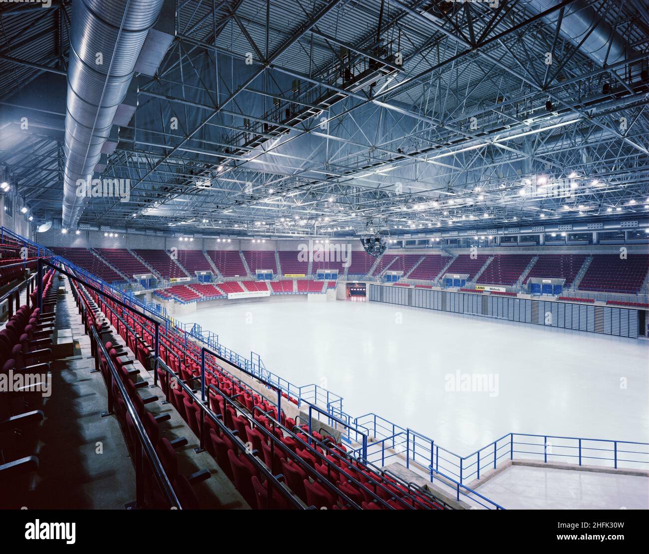 National Indoor Arena, King Edwards Road, Birmingham, 26/07/1991. Eine Innenansicht der fertig gestellten National Indoor Arena in Birmingham, aufgenommen von den abgestuften Zuschauersitzen. Der &#XA3;50m Design and Construct-Auftrag für die National Indoor Arena (NIA) wurde im Januar 1989 von der Stadtverwaltung von Birmingham an die Laing Midlands Division vergeben. Es wurde am 4th. Oktober 1991 von Athlet Linford Christie offiziell eröffnet. Zum Zeitpunkt der Eröffnung war es die größte Hallenarena in Großbritannien und hatte eine Kapazität von etwa 12.000 Zuschauern. Die Arena wurde im Laufe ihres ganzen Jahres mehrfach umbenannt Stockfoto