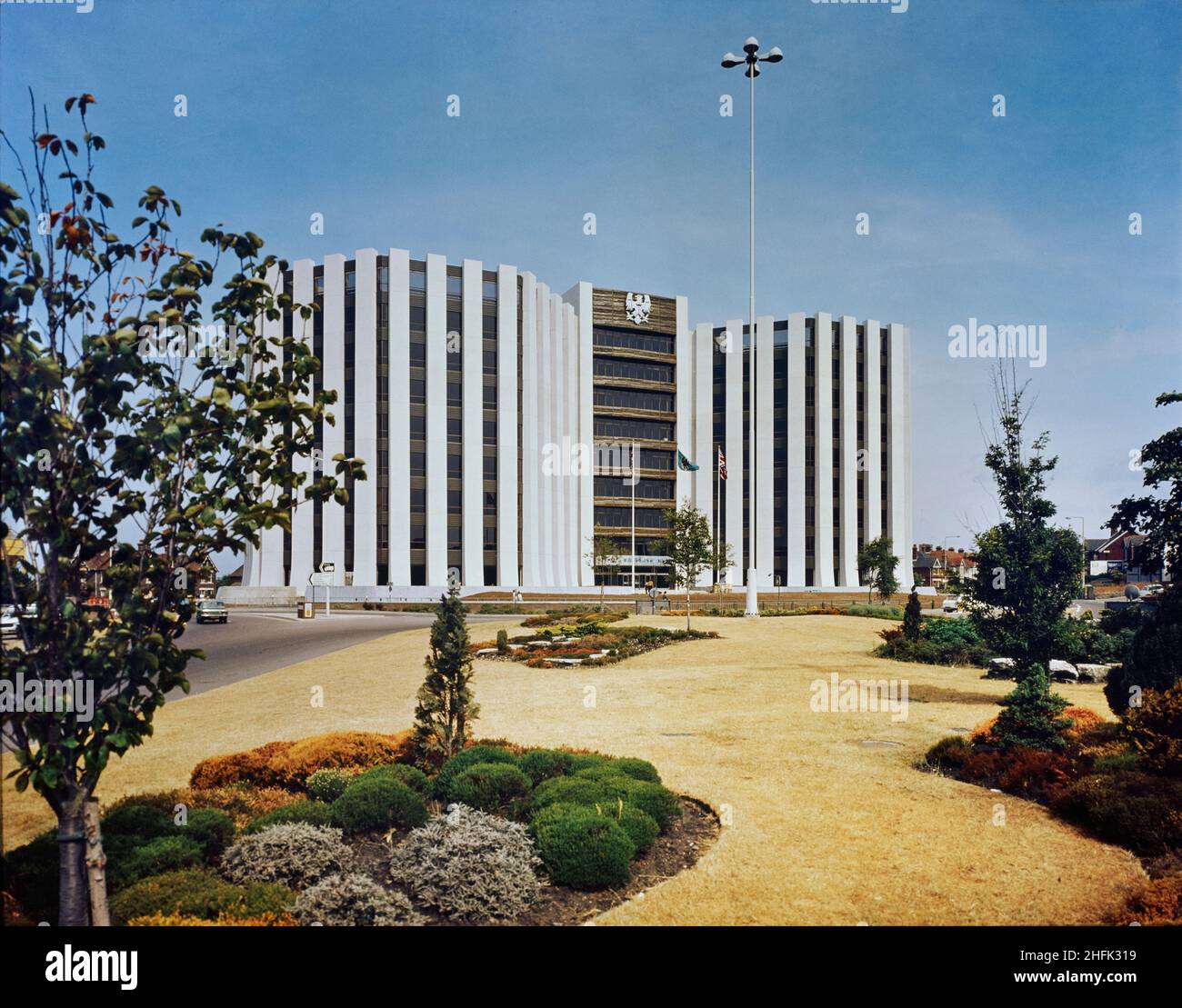 Barclays House, Serpentine Road, Poole, 08/07/1975. Die Hauptniederlassung von Barclays International in Poole, von Südosten aus gesehen. Die südwestliche Region von Laing wurde mit dem Bau neuer Hauptniederlassungen für die Barclays Bank International in Poole, Dorset, beauftragt. Der Bau begann im September 1972 und die Arbeiten wurden weniger als drei Jahre später im Juni 1975 abgeschlossen. Der neue Bürokomplex sollte die Londoner Büros teilweise dezentralisieren, um steigende Kosten auszugleichen und zusätzlich neue Arbeitsplätze in der Umgebung zu schaffen. Stockfoto