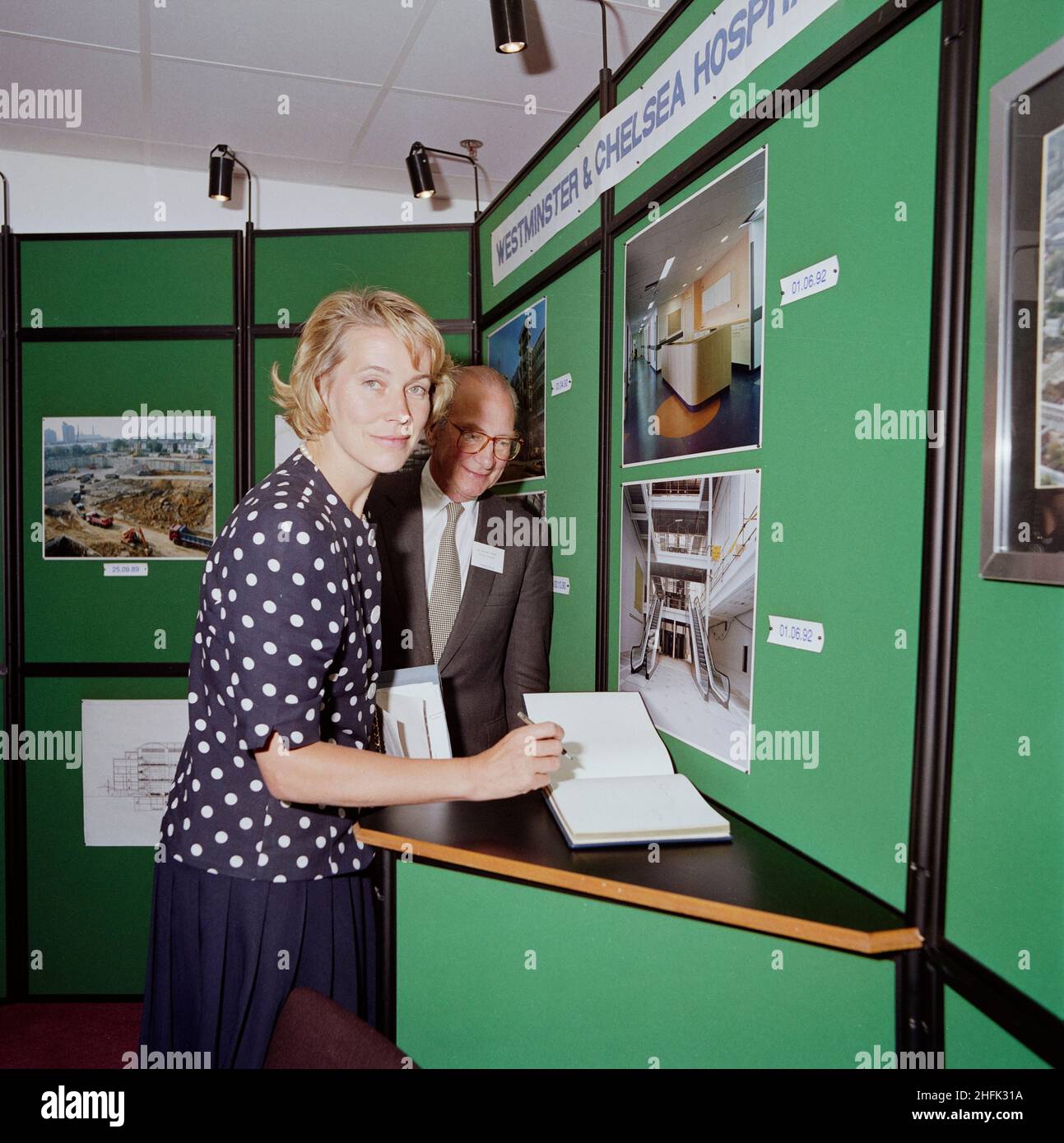 Chelsea and Westminster Hospital, Fulham Road, Kensington and Chelsea, London, 28/08/1992. Gesundheitsministerin Virginia Bottomley unterschrieb während eines privaten Besuchs des Chelsea and Westminster Hospital ein Besucherbuch. Ebenfalls auf diesem Foto ist Sir William Doughty, Vorsitzender der North West Thames Regional Health Authority. Laing Management Contracting arbeitete zwischen 1989 und 1993 im Auftrag der North West Thames Regional Health Authority am Bau des Chelsea and Westminster Hospital. Das neue Lehrkrankenhaus wurde auf dem Gelände des alten St. Stephen &#X2019;s Hospital, das gebaut Stockfoto