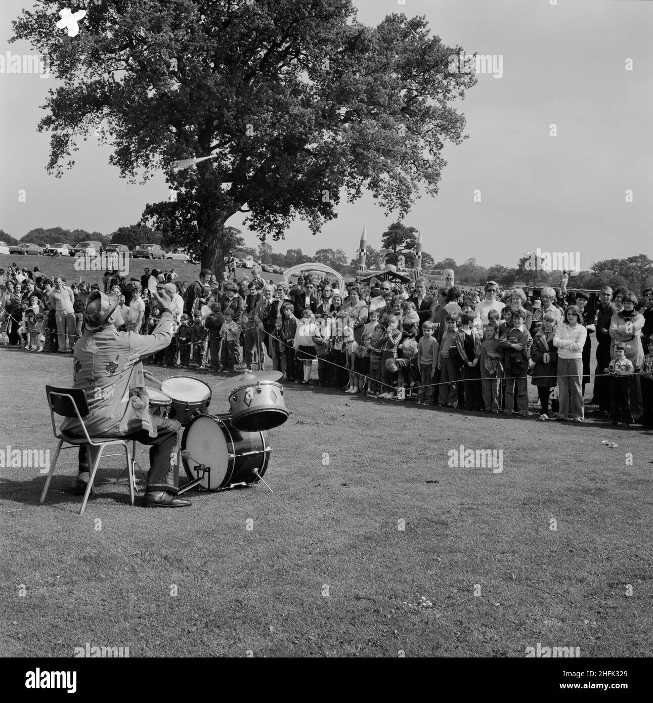 Laing Sports Ground, Rowley Lane, Elstree, Barnett, London, 16/06/1979. Ein Clown aus Gandey's Circus spielt am Schlagzeug, um die Massen beim jährlichen Laing Gala Day auf dem Elstree Sports Ground zu unterhalten. Stockfoto