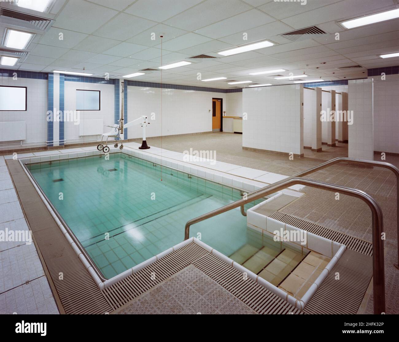 Mayday Hospital, London Road, West Thornton, Croydon, London, 31/07/1986. Ein Hydrotherapie-Pool im neuen Rehabilitationszentrum im Mayday Hospital. Im 1,2 Jahr 1984 erhielt Laing's Southern Region einen Vertrag über#Mio. XA3 für weitere Arbeiten im Mayday Hospital. Nach der ersten Phase der Sanierung, die einen neuen Operationsblock und einen neuen Versorgungsblock umfasste, wurde mit diesem neuen Vertrag die Modernisierung der geriatrischen Einrichtungen um eine Rehabilitationseinheit, Stationen und einen Hydrotherapie-Pool abgeschlossen. Stockfoto