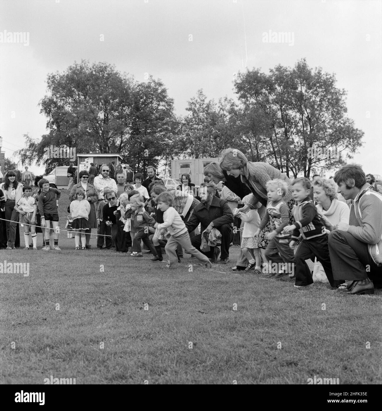 Laing Sports Ground, Rowley Lane, Elstree, Barnett, London, 16/06/1979. Kleine Kinder verlassen die Startlinie eines Laufrennens, ermutigt von den Eltern, während des jährlichen Laing Gala Day. Stockfoto