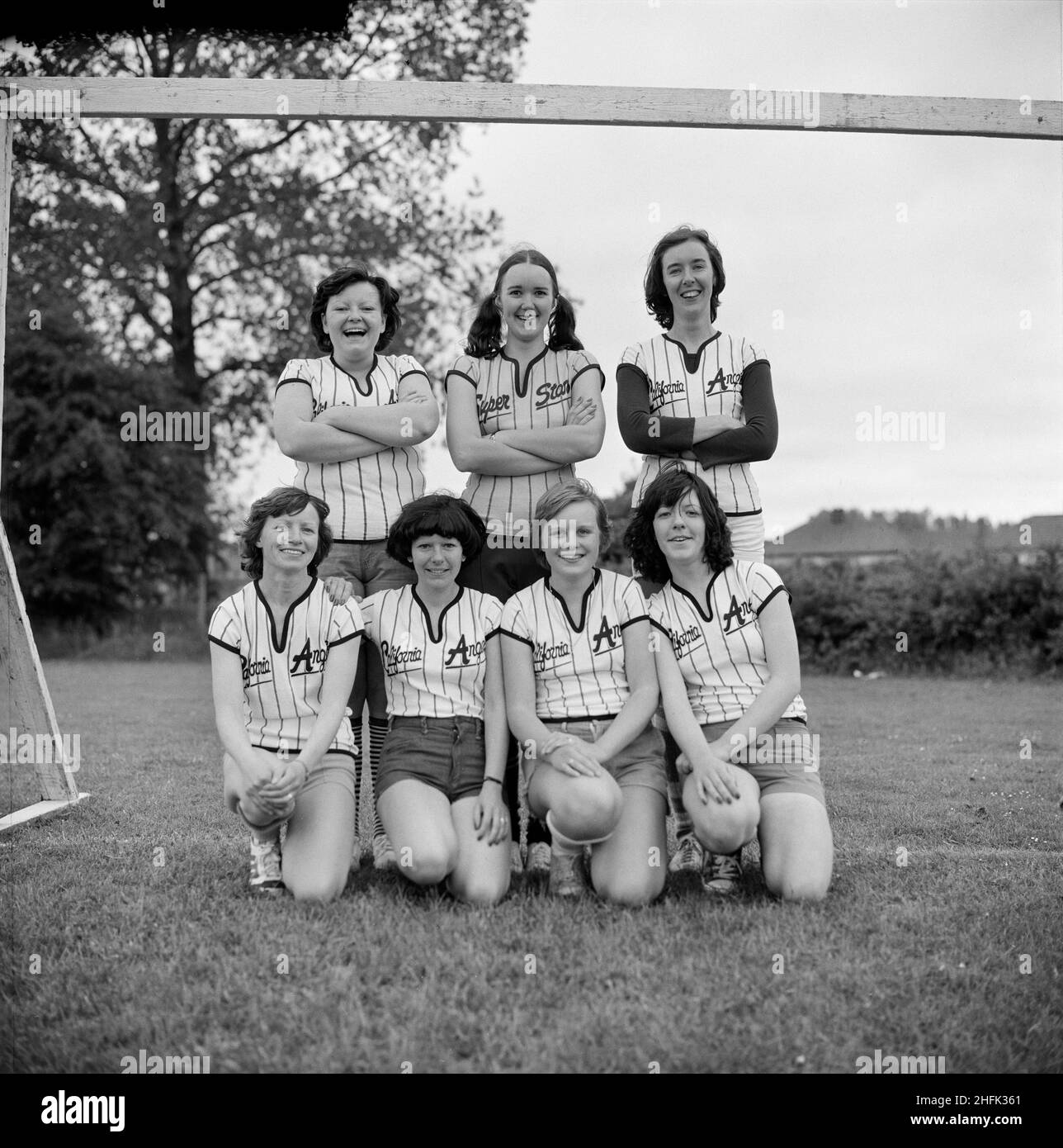 Laing Sports Ground, Rowley Lane, Elstree, Barnett, London, 18/06/1977. Eine ganz weibliche Fußballmannschaft, die beim jährlichen Laing Gala Day am Sechserkampf teilnimmt, posierte unter den Torpfosten für ein Gruppenfoto. Stockfoto