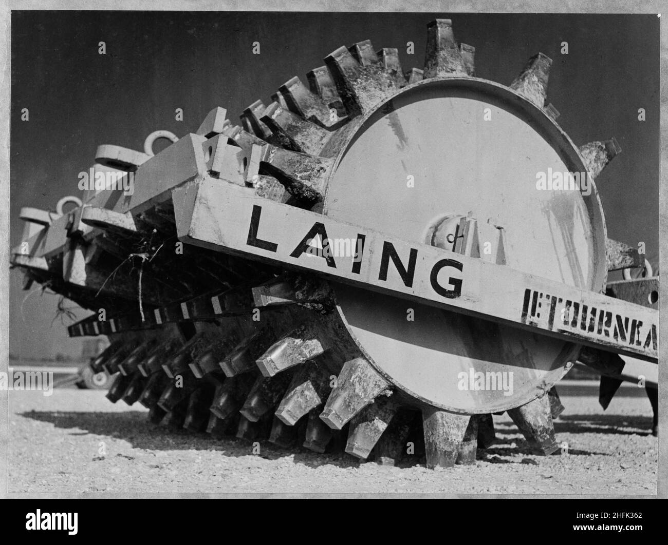 Filton Airfield, South Gloucestershire, 30/04/1950. Eine Schafsfußwalze, die Verdichtungsarbeiten während des Baus der Start- und Landebahn in Filton durchführt. Laing erweiterte die Start- und Landebahn am Flugplatz Filton nach Westen, um das auf dem Flugplatz gebaute Bristol Brabazon-Linienflugzeug unterzubringen. Im Juli 1946 begannen die Arbeiten an der neuen Start- und Landebahn, die 2.725 Meter lang und 100 Meter breit war. Die Arbeiten erforderten die Anforderung und Entfernung des Dorfes Charlton und es wurde ein temporärer Flugstreifen verlegt, der während des Baus der neuen Start- und Landebahn verwendet werden sollte. Stockfoto