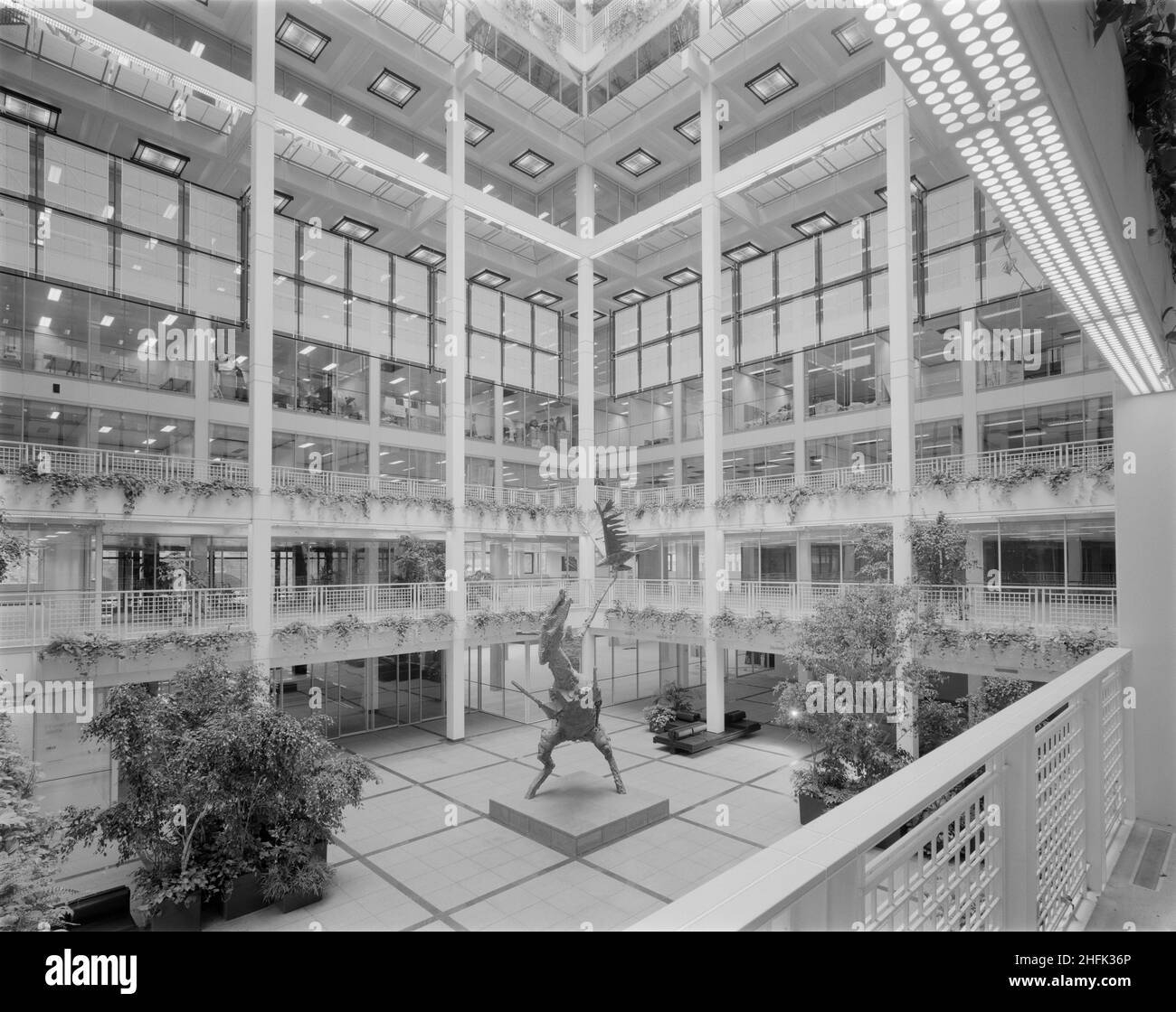 1 Finsbury Avenue, Broadgate, City of London, 03/09/1984. Blick vom ersten Stock über das zentrale Atrium in der 1 Finsbury Avenue auf die Skulptur „Horse &amp; Rider“ von Robert Clatworthy. Die Skulptur besteht aus drei Teilen, das Pferd, der Reiter und der fliegende Vogel müssen jeweils separat installiert werden. Bei der Installation wurde festgestellt, dass das Pferd allein drei Viertel einer Tonne mehr wog als erwartet und der Schwanz abgesägt werden musste, nur um es innerhalb des Gebäudes bewegen zu können. Der Schwanz wurde ohne offensichtliche Einwände des Künstlers entfernt und wieder angeschweißt. Die Skulptur ist currentl Stockfoto